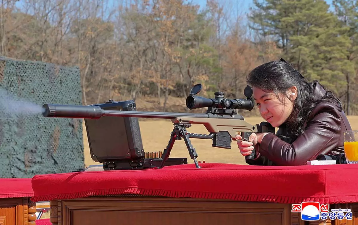In this photo provided by the North Korean government, the daughter of its leader Kim Jong Un test-fires a new sniper rifle at a shooting range in an undisclosed location, North Korea Friday, Feb. 27, 2026. Independent journalists were not given access to cover the event depicted in this image distributed by the North Korean government. The content of this image is as provided and cannot be independently verified. Korean language watermark on image as provided by source reads: "KCNA" which is the abbreviation for Korean Central News Agency. (Korean Central News Agency/Korea News Service via AP) ２７日、新型狙撃銃で射撃を行う金正恩朝鮮労働党総書記の娘