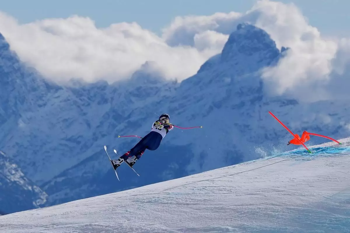 United States' Lindsey Vonn crashes during an alpine ski women's downhill race, at the 2026 Winter Olympics, in Cortina d'Ampezzo, Italy, Sunday, Feb. 8, 2026. (AP Photo/Jacquelyn Martin)