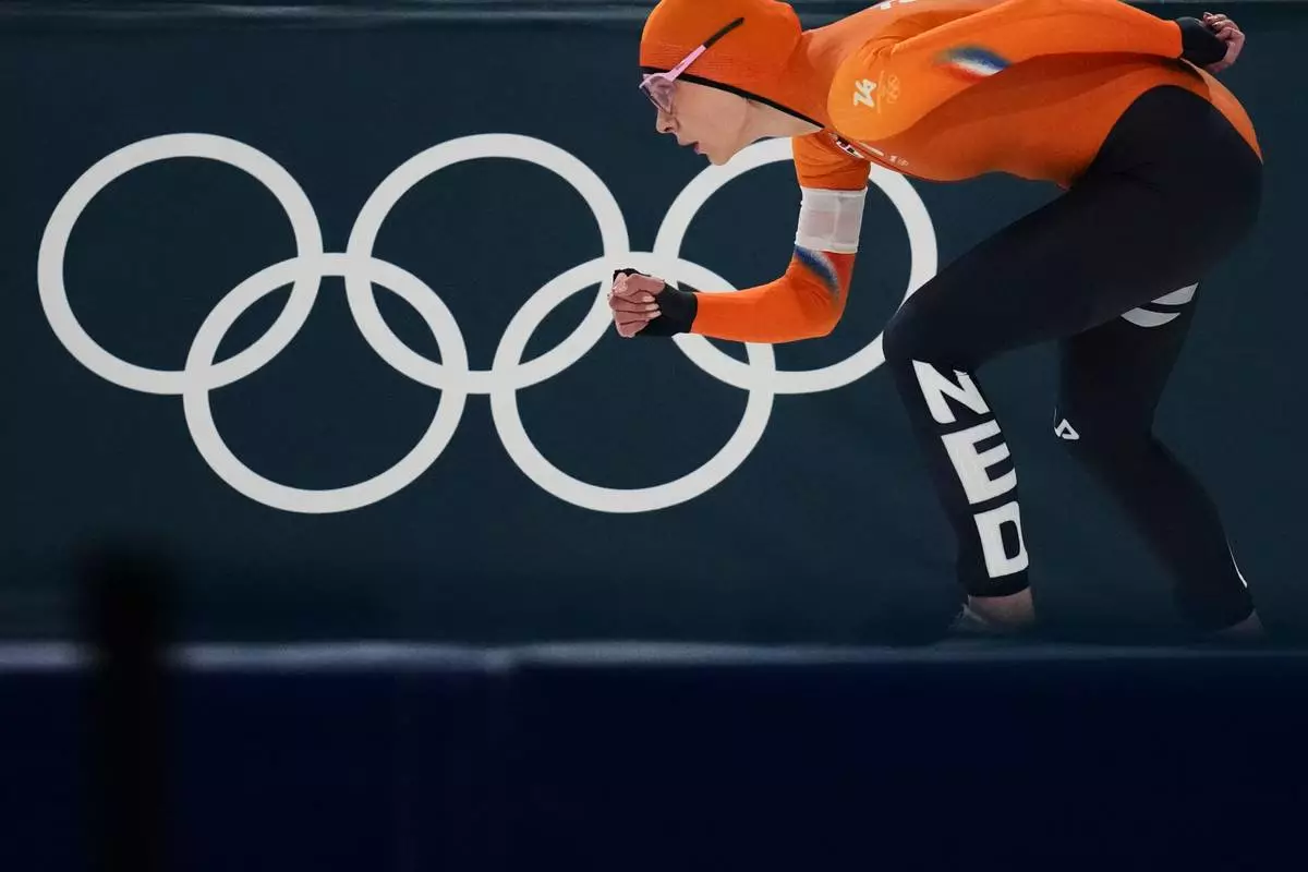 Joy Beune of the Netherlands competes to take a fourth place in the women's 3,000 meters speedskating race at the 2026 Winter Olympics, in Milan, Italy, Saturday, Feb. 7, 2026. (AP Photo/Christophe Ena)