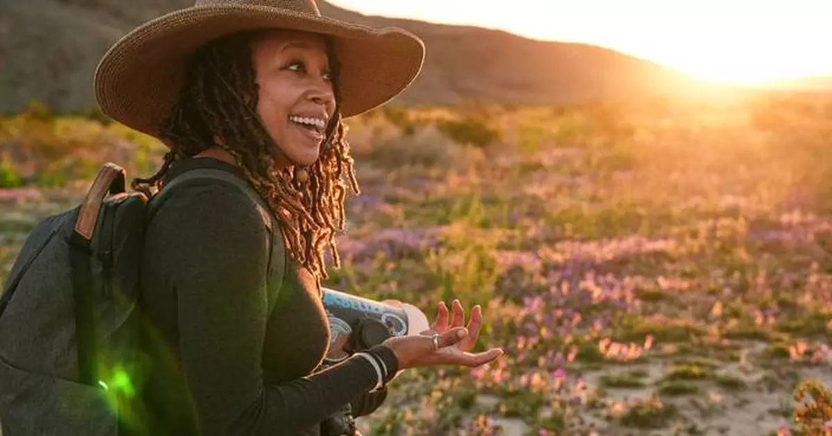 A California photographer is on a quest to photograph hundreds of native bees