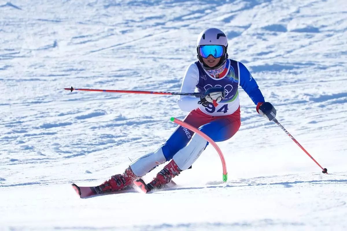 Philippine's Tallulah Proulx speeds down the course during an alpine ski, women's slalom race, at the 2026 Winter Olympics, in Cortina d'Ampezzo, Italy, Wednesday, Feb. 18, 2026. (AP Photo/Robert F. Bukaty)