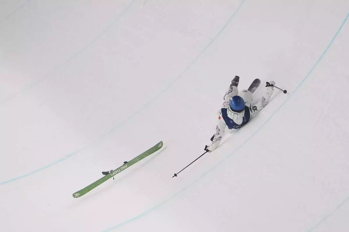 China's Eileen Gu crashes during the women's freestyle skiing halfpipe qualifications at the 2026 Winter Olympics, in Livigno, Italy, Thursday, Feb. 19, 2026. (AP Photo/Lindsey Wasson)