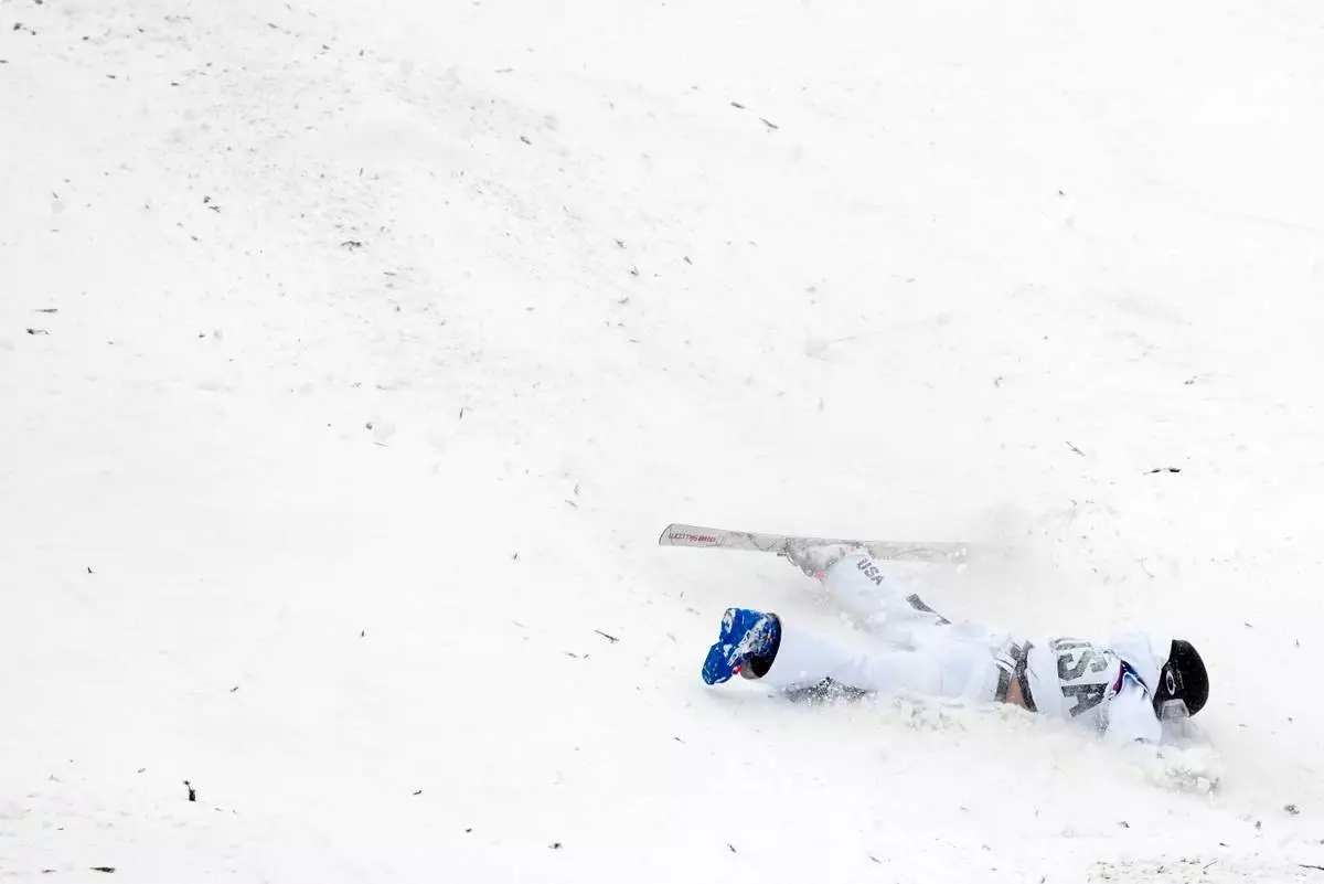 United States' Elizabeth Lemley falls while competing in the women's freestyle skiing dual moguls finals at the 2026 Winter Olympics, in Livigno, Italy, Saturday, Feb. 14, 2026. (AP Photo/Lindsey Wasson)