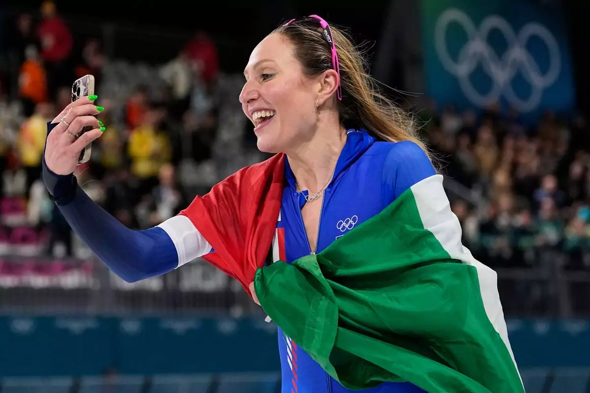 Francesca Lollobrigida of Italy celebrates winning the gold medal in the women's 5,000 meters speedskating race at the 2026 Winter Olympics, in Milan, Italy, Thursday, Feb. 12, 2026. (AP Photo/Ben Curtis)