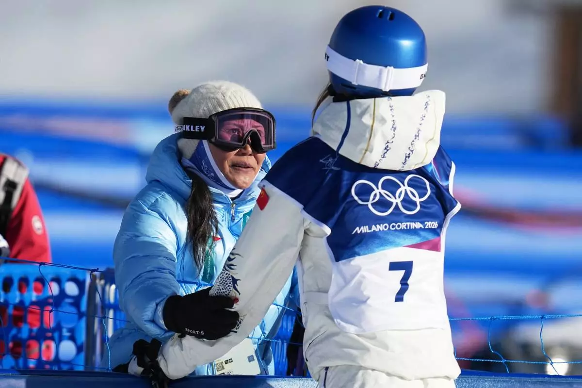 China's Eileen Gu, right, talks with her mom Yan Gu during women's freestyle skiing slopestyle qualifications at the 2026 Winter Olympics, in Livigno, Italy, Saturday, Feb. 7, 2026. (AP Photo/Gregory Bull)