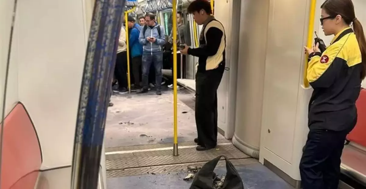 A Portable Charger Suddenly Exploded and Emitted Smoke in a MTR Carriage at Tsuen Wan West Station