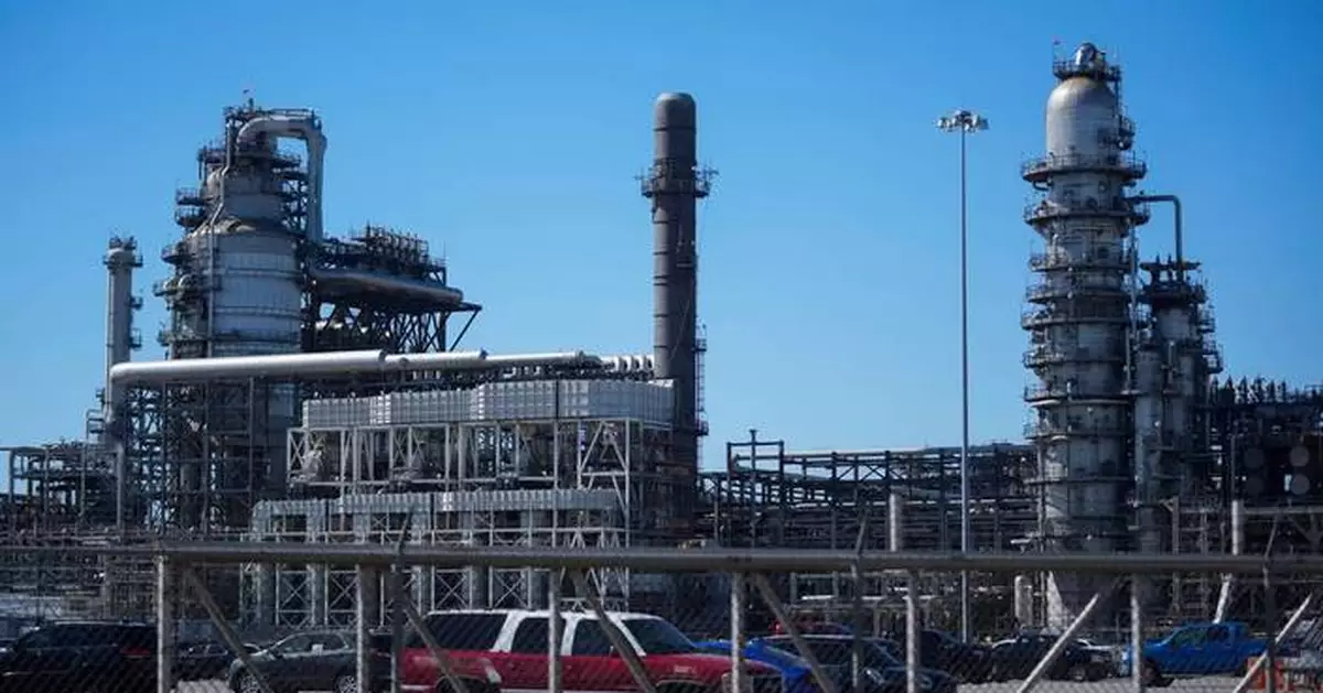 World leaders eye oil reserves, but so far hold off on tapping them