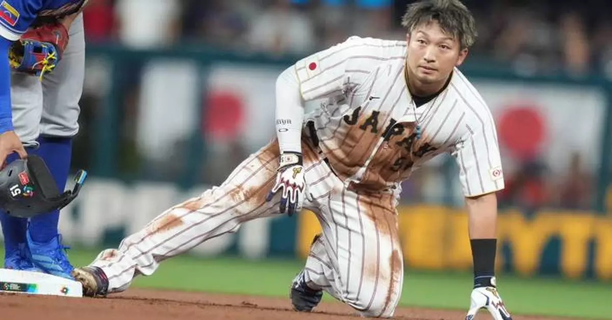 Japan's Seiya Suzuki leaves WBC quarterfinal after appearing to hurt leg on slide