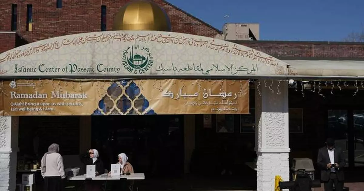 For US Muslims, immigration crackdown fears, new war worries and anti-Muslim rhetoric cloud Ramadan