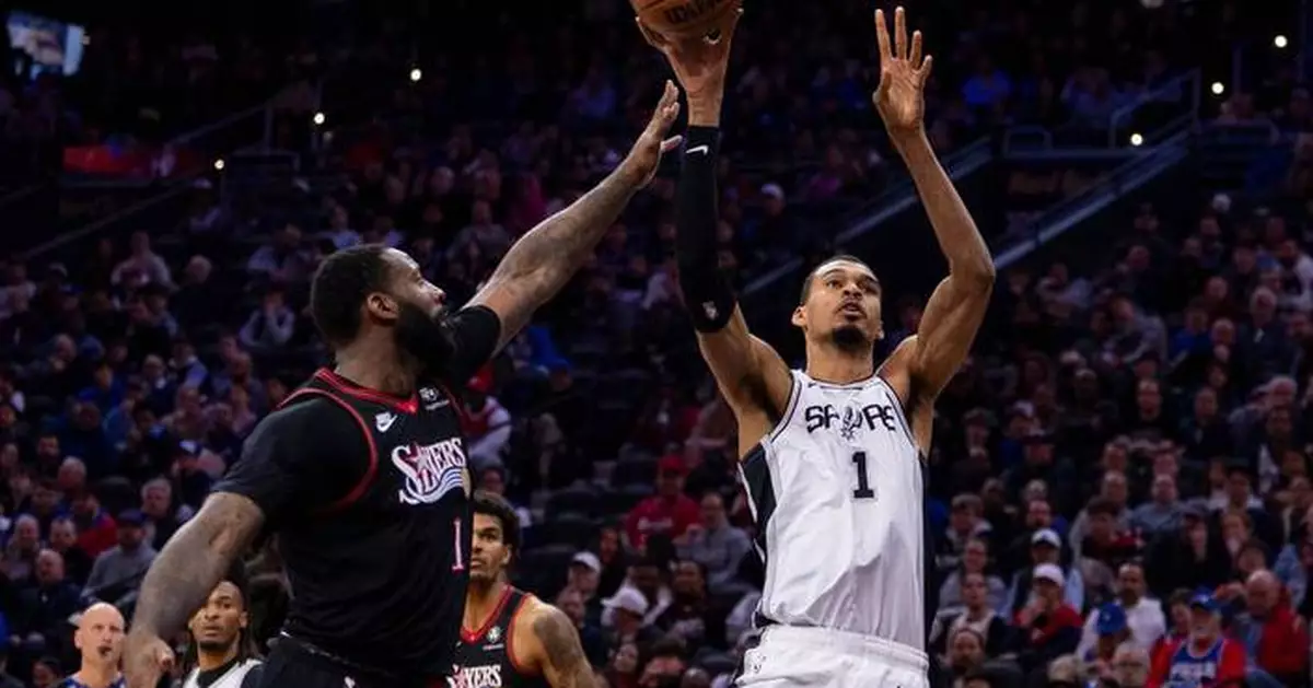 Harper scores 22, Spurs rebound from 1st loss in 12 games to romp past 76ers 131-91
