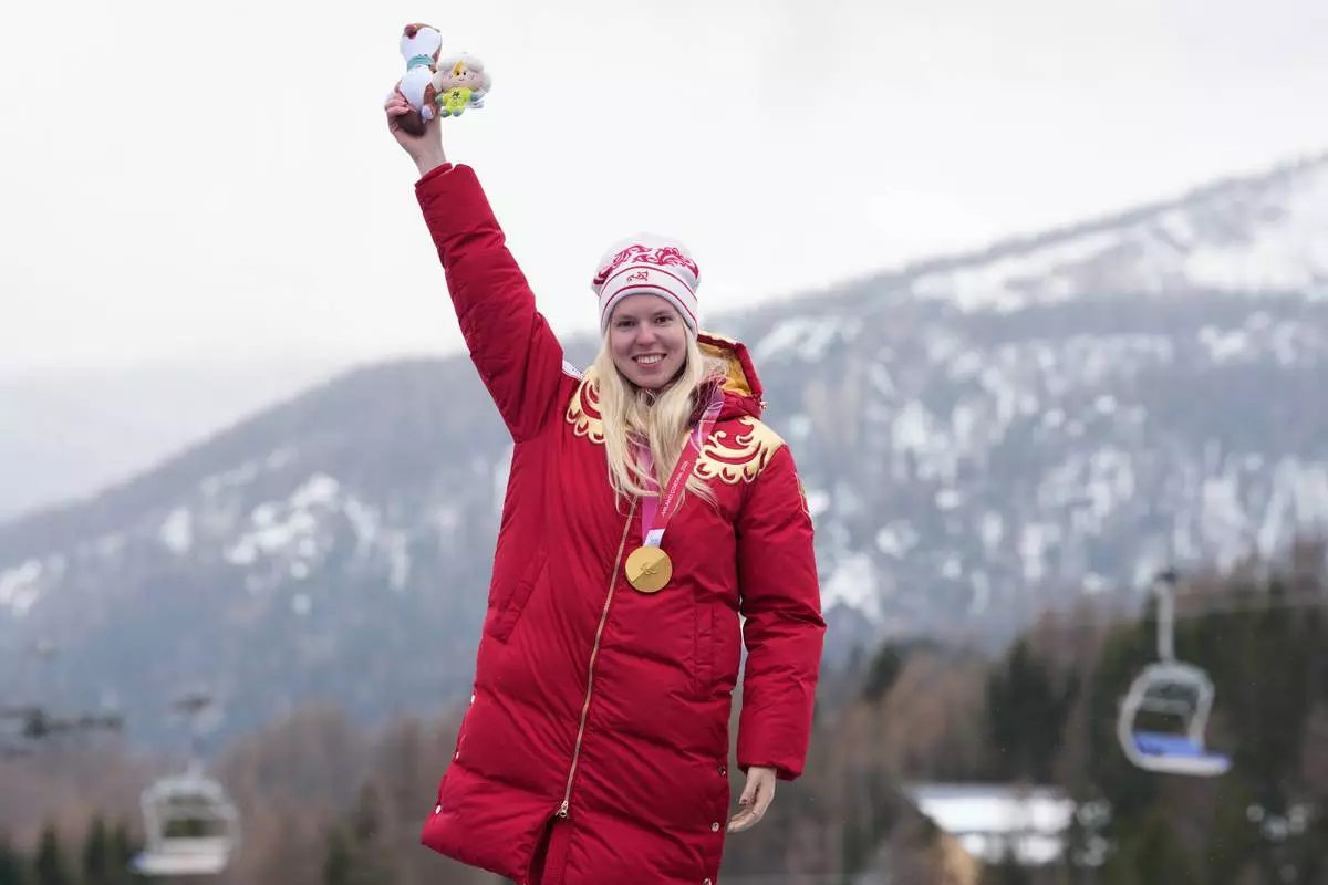 Varvara Voronchikhina, of Russia, poses on the podium after winning the gold medal in the alpine skiing women's giant slalom standing at the 2026 Winter Paralympics, in Cortina d'Ampezzo, Italy, Saturday, March 7, 2026. (AP Photo/Evgeniy Maloletka)