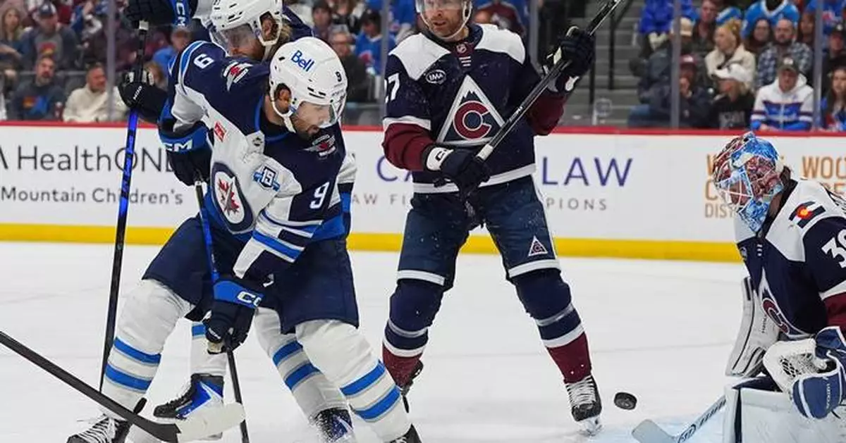 Perfetti's late goal lifts Jets over Avs, 4-2