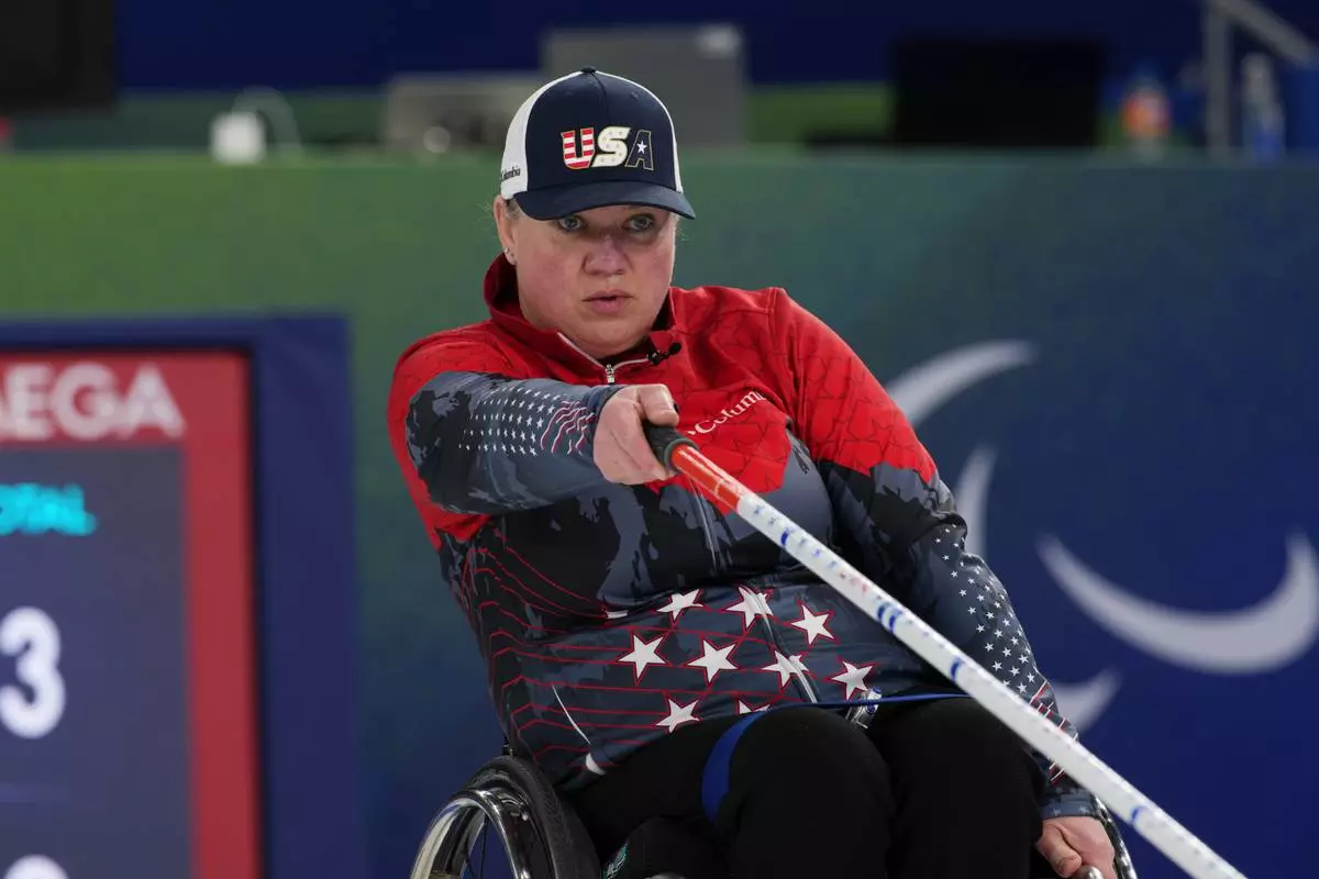 Laura Dwyer, of the United States competes against Estonia in a wheelchair curling mixed doubles round robin session at the 2026 Winter Paralympics, in Cortina d'Ampezzo, Italy, Thursday, March 5, 2026. (AP Photo/Emilio Morenatti)