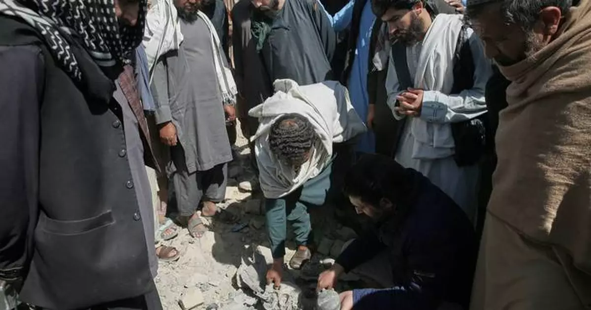 Afghanistan says Pakistani mortars killed 2 children as fighting stretches into third week