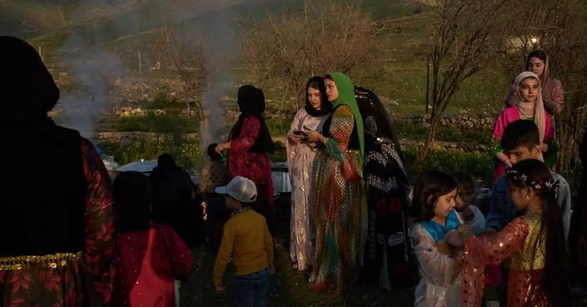 Tradition and worry at an iftar gathering near the Iran-Iraq border in photos