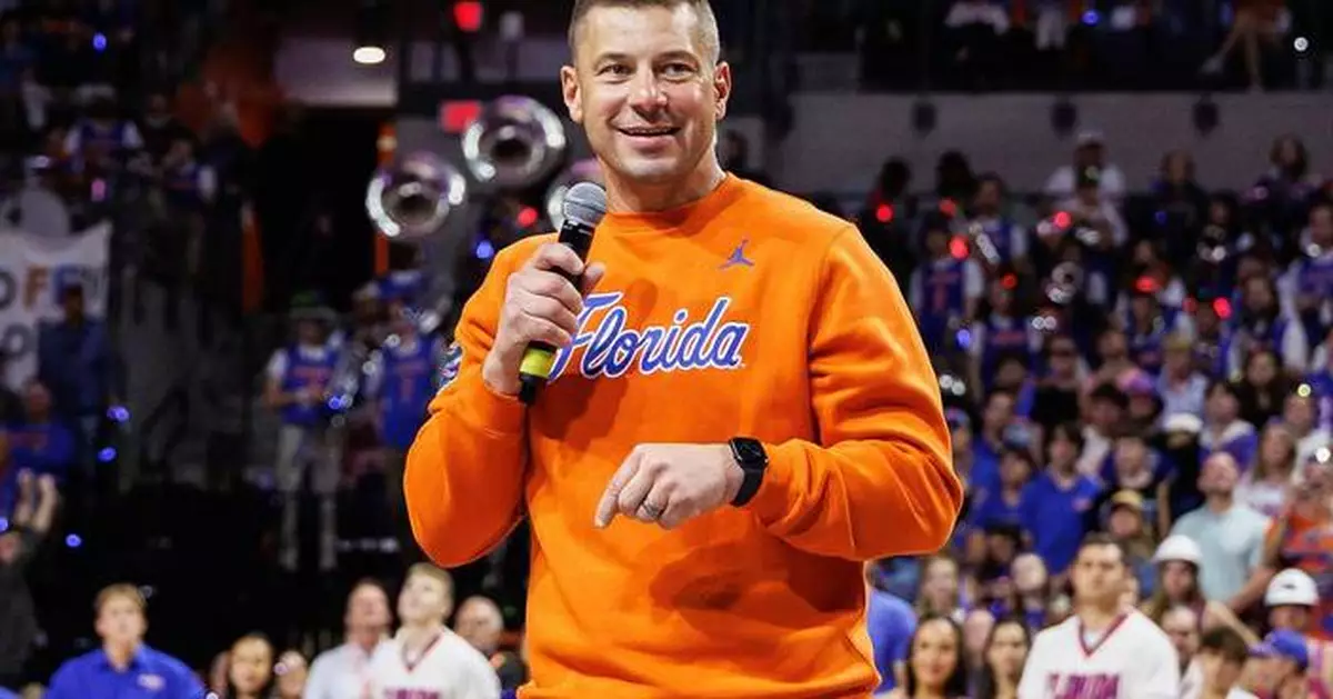 Florida coach Jon Sumrall's photoshoot with a 7-foot alligator includes some tense moments