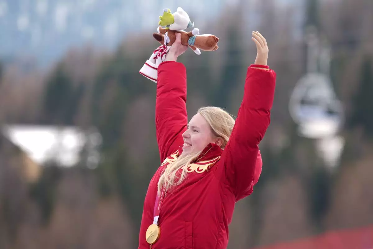 Varvara Voronchikhina, of Russia, smiles on the podium after winning the gold medal in the alpine skiing women's super-G standing at the 2026 Winter Paralympics, in Cortina d'Ampezzo, Italy, Monday, March 9, 2026. (AP Photo/Emilio Morenatti)