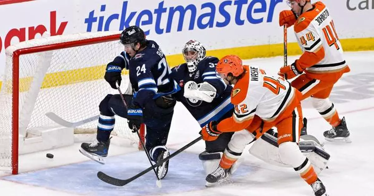 Ducks’ second-period outburst helps to sink Jets 4-1