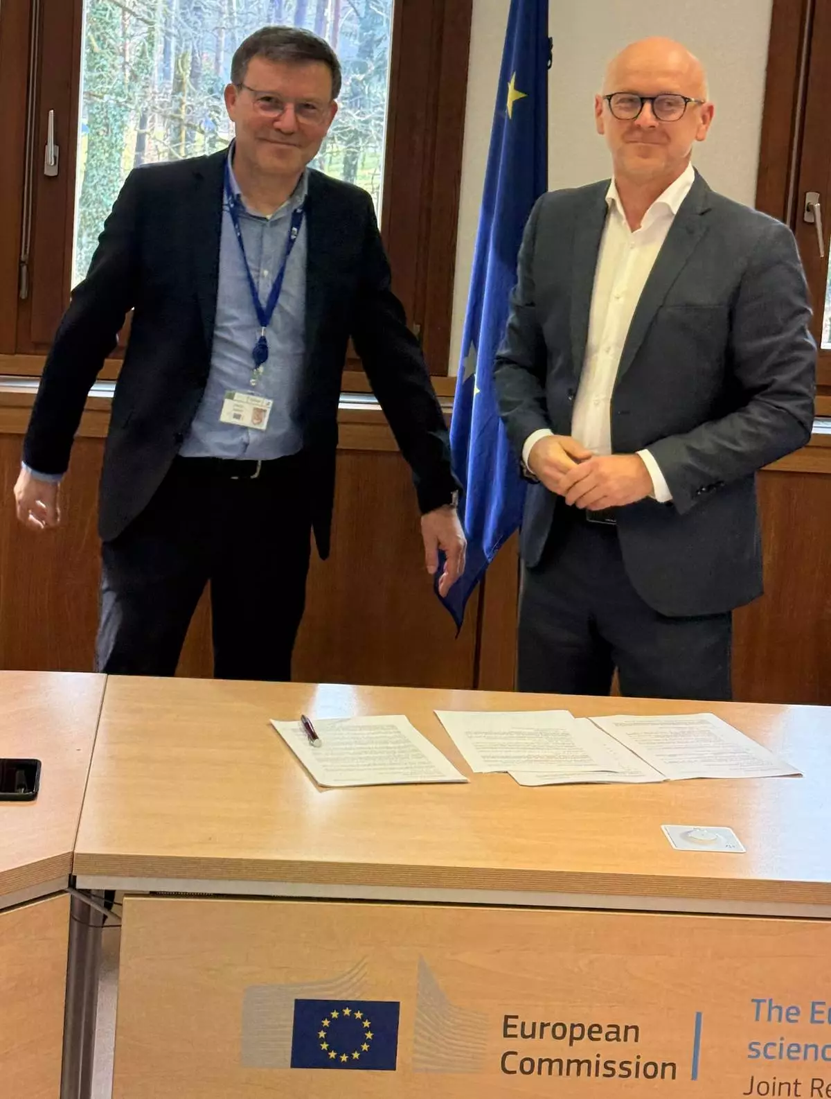 Pavol Stuller, Amentum’s European Development Director, and Laurent Jerrige, JRC Director for Nuclear Decommissioning, signing the contract.