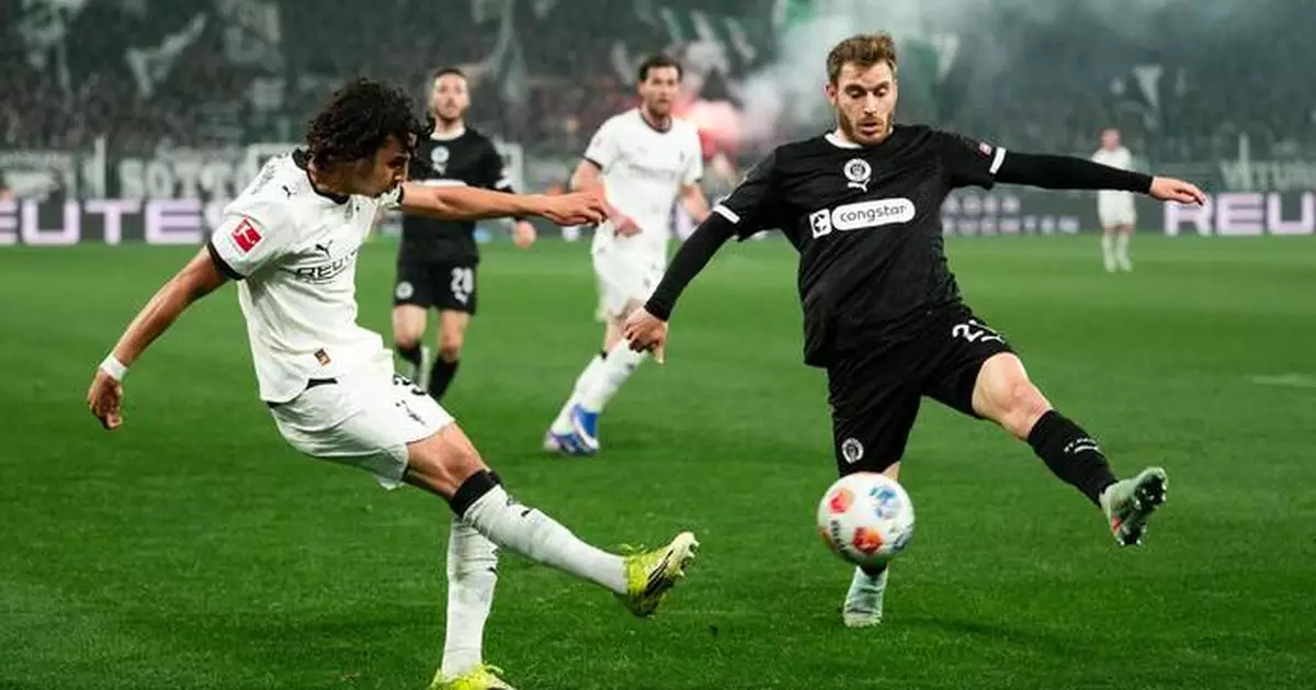 Stöger celebrates landmark appearance with superb free kick as Gladbach beats St Pauli