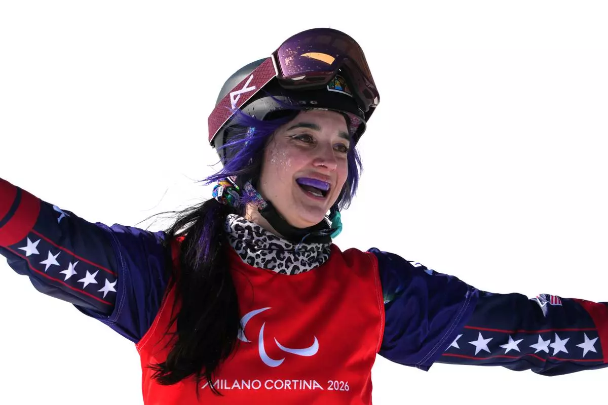 Brenna Huckaby, of the United States, reacts after finishing 6th in the women's snowboard cross SB-LL2 at the 2026 Winter Paralympics, in Cortina d'Ampezzo, Italy, Sunday, March 8, 2026. (AP Photo/Emilio Morenatti)