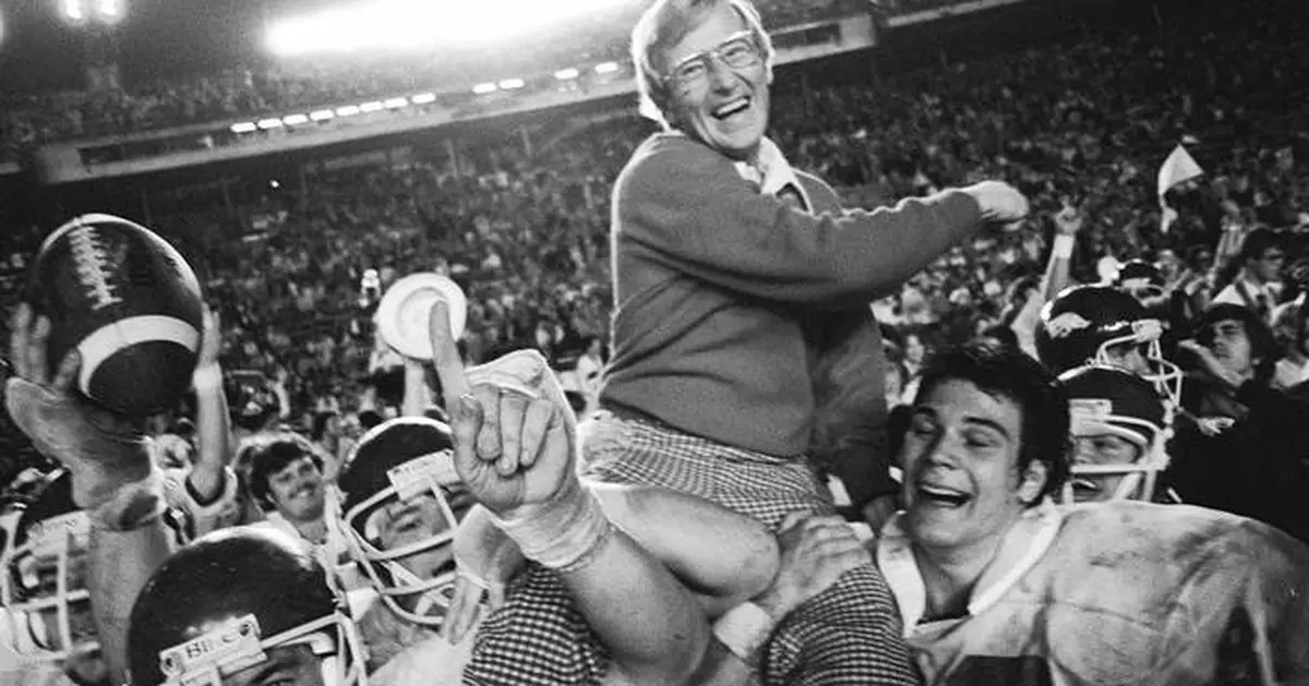 Lou Holtz, college football staple who coached Notre Dame to 1988 national title, dies at 89