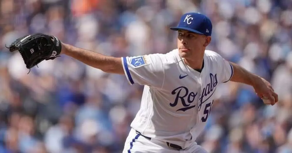 Royals use rare long ball to defeat the Twins 3-1