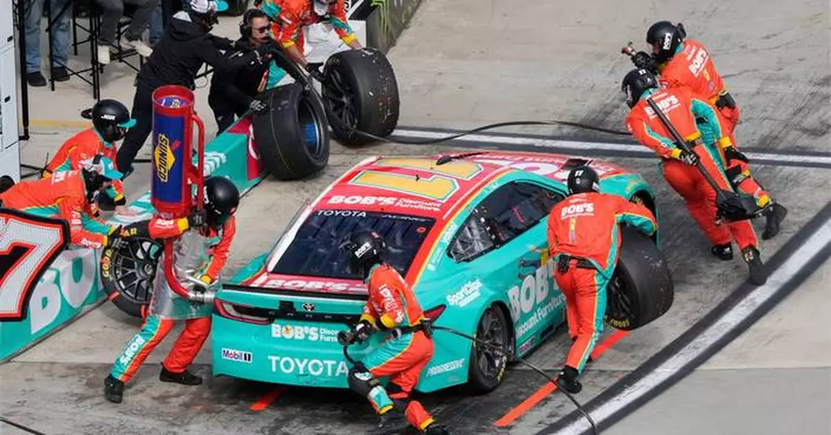 Chase Elliott beats Denny Hamlin at Martinsville Speedway for 1st NASCAR win of season