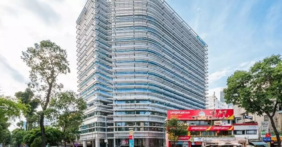 Daikin’s new head office building in Vietnam conceptualized and designed by Nikken Sekkei, has achieved the world’s first three Platinum certifications for environmental and health standards