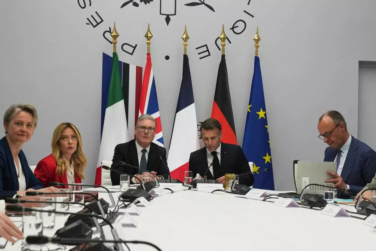 From left, Britain's Foreign Secretary Yvette Cooper, Italian Premier Giorgia Meloni, Britain's Prime Minister Keir Starmer, France's President Emmanuel Macron and German Chancellor Friedrich Merz attend an international summit to push forward efforts to reopen the Strait of Hormuz, at the Elysee Palace, in Paris, France, Friday, April 17, 2026. (AP Photo/Michel Euler, Pool)