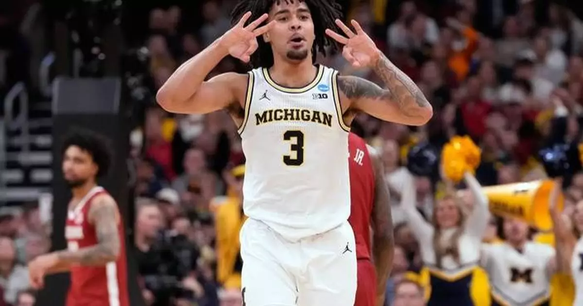 Michigan's Elliot Cadeau gets medical attention for possible allergic reaction before Final Four