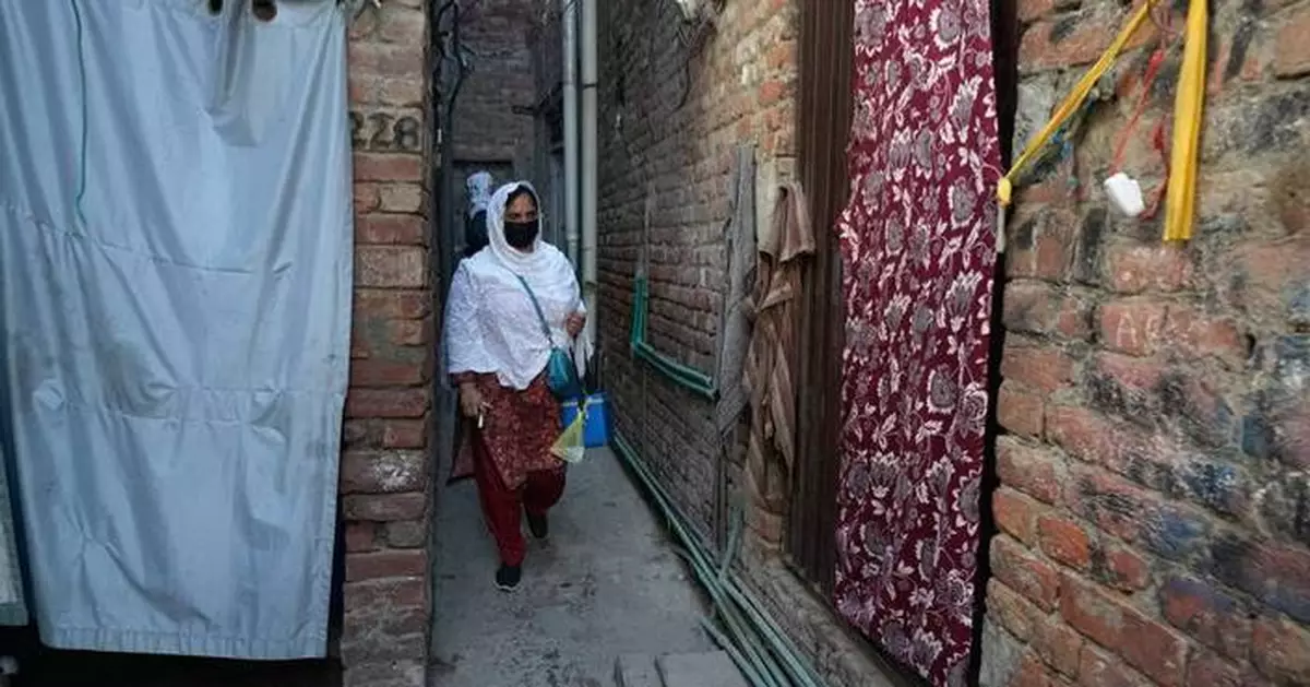 Suspected militants kill police officer assigned to guard polio team as nationwide campaign begins