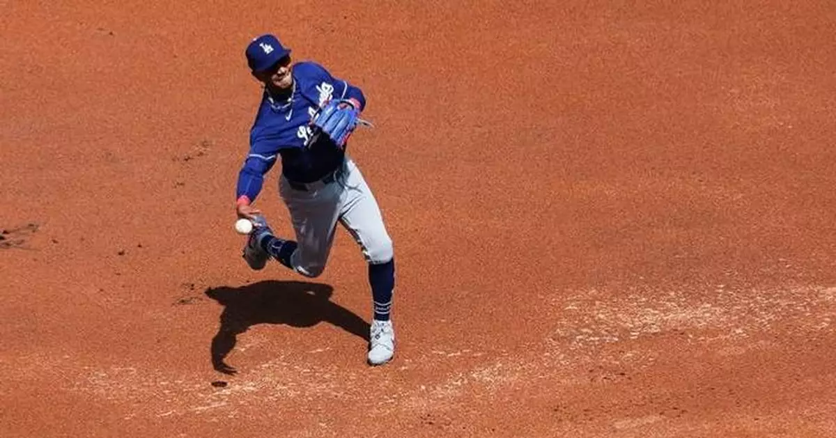 Mookie Betts leaves the game in the 1st inning for the Dodgers with right lower back pain