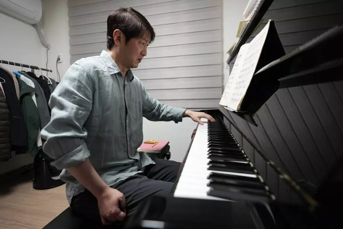 South Korean pianist Lee Hun demonstrates how to play the piano after an interview in Seoul, South Korea, Wednesday, April 8, 2026. (AP Photo/Lee Jin-man)