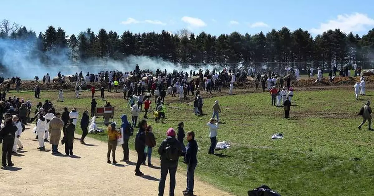 Animal rescue group says it bought 1,500 beagles from Wisconsin facility targeted by protesters