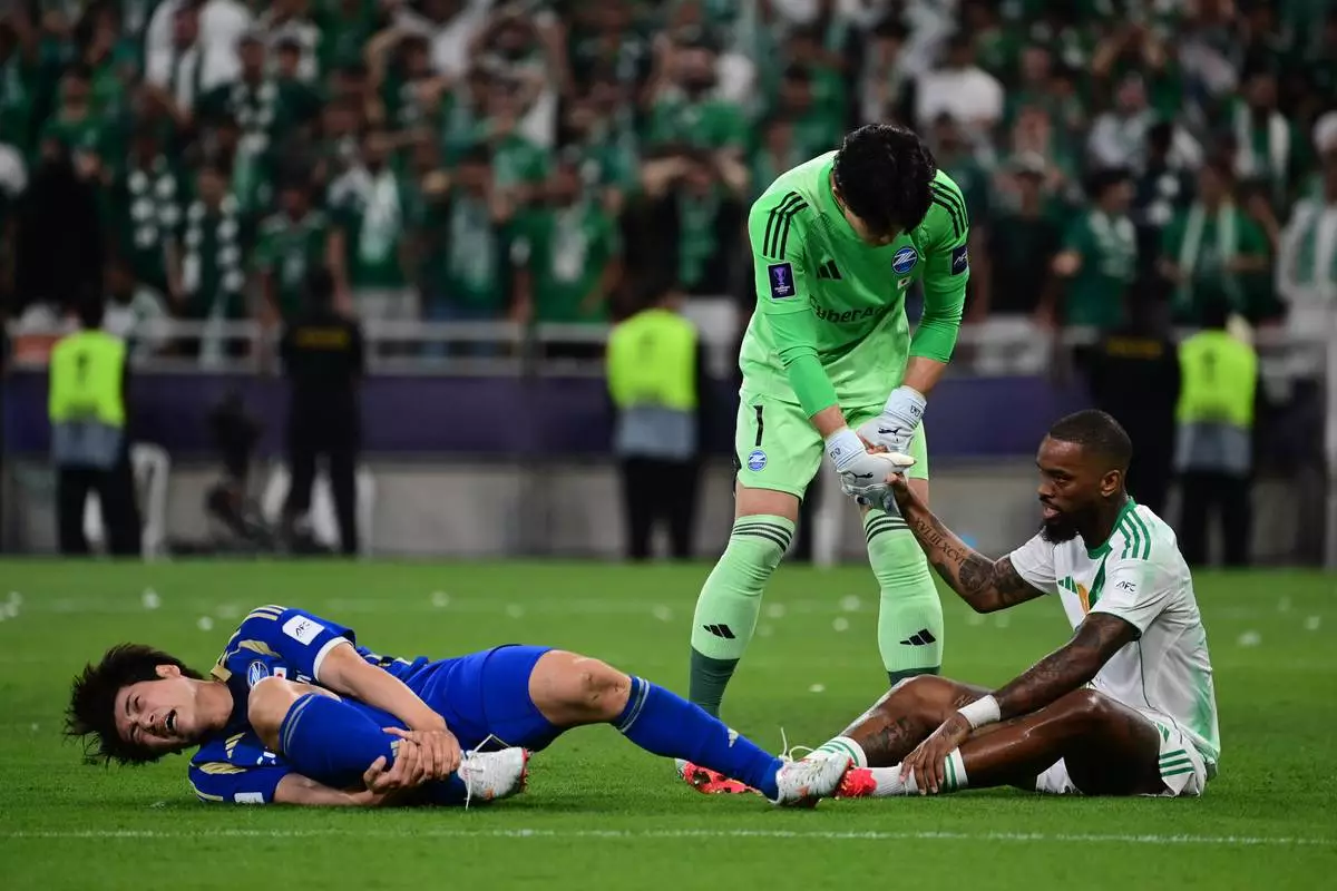 Machida Zelvia goalkeeper Kosei Tani helps Al-Ahli's Ivan Toney during their AFC Champions League Elite Final soccer match at King Abdullah Sports City Stadium, in Jeddah, Saudi Arabia, Saturday, April 25, 2026. (AP Photo/Ali Issa)