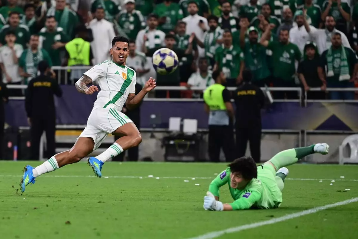 Machida Zelvia goalkeeper Kosei Tani faces Al-Ahli's Galeno during their AFC Champions League Elite Final soccer match at King Abdullah Sports City Stadium, in Jeddah, Saudi Arabia, Saturday, April 25, 2026. (AP Photo/Ali Issa)