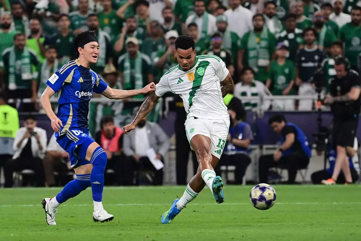 Machida Zelvia's Hotaka Nakamura, left, fights for the ball with Al-Ahli's Galeno during their AFC Champions League Elite Final soccer match at King Abdullah Sports City Stadium, in Jeddah, Saudi Arabia, Saturday, April 25, 2026. (AP Photo/Ali Issa)