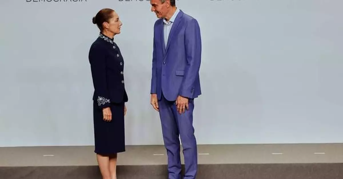 With a handshake, Spain and Mexico put diplomatic tussle over their colonial past behind them