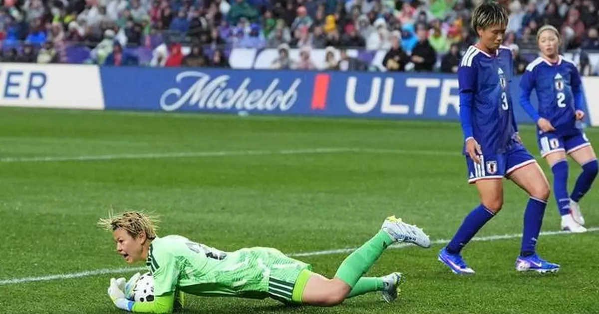USWNT gets a sneak peek at the grass installed at Lumen for the World Cup