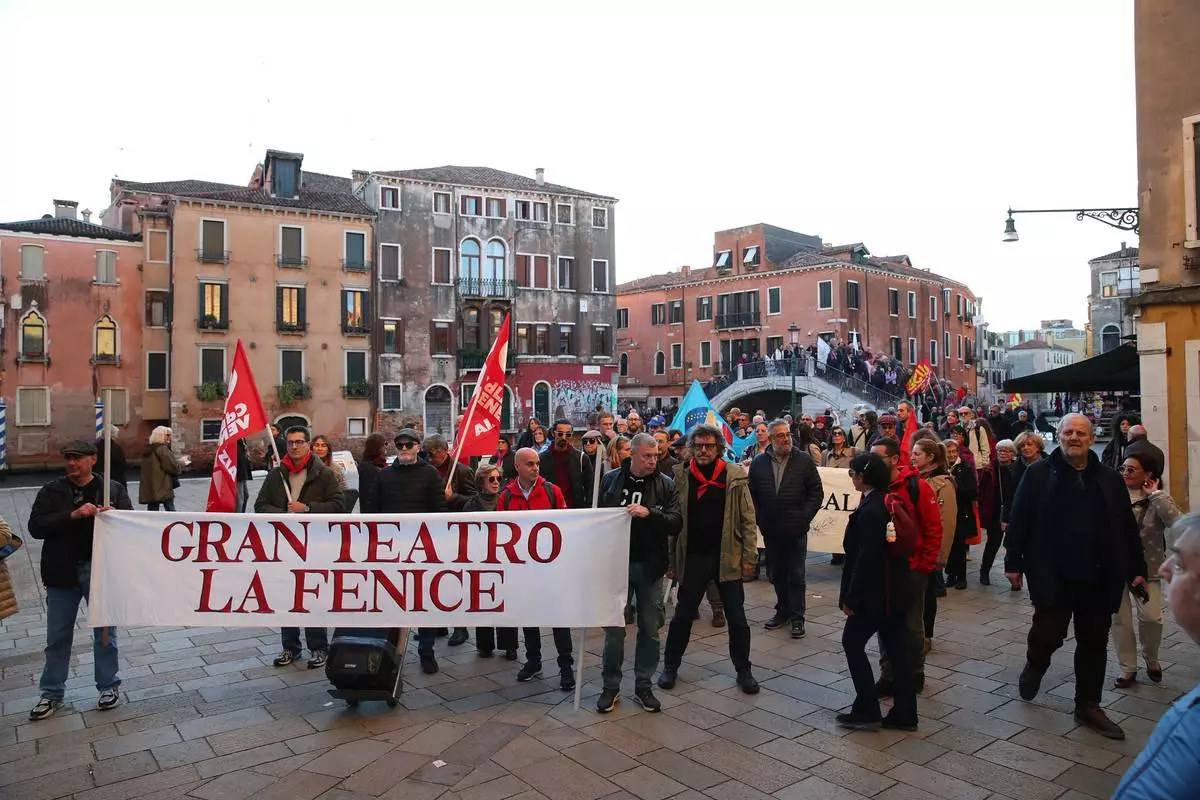 FILE - Workers and orchestra members of Venice's La Fenice opera house, joined by other performing arts professionals, march through the city demanding the resignation of superintendent Nicola Colabianchi and artistic director Beatrice Venezi, in Venice, Italy, Nov. 10, 2025. (Paola Garbuio/LaPresse via AP, File)
