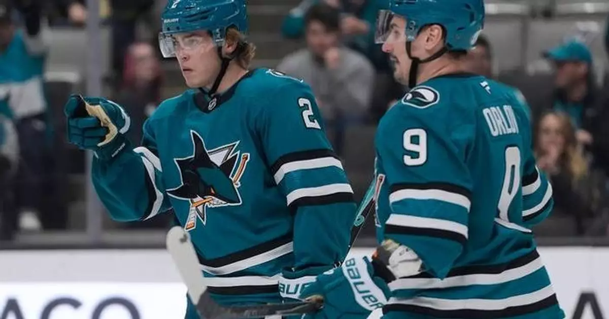 Will Smith scores to lead Sharks past Blackhawks 3-2