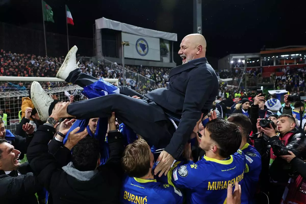 Bosnia's coach Sergej Barbarez is chaired aloft as he celebrates after winning a penalty shootout during the World Cup qualifying playoff final soccer match between Bosnia and Italy in Zenica, Bosnia, Tuesday, March 31, 2026. (AP Photo/Armin Durgut)