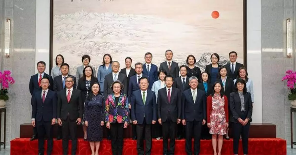 Xia Baolong Meets Hong Kong Delegation to Discuss Civil Service and National Development Plans