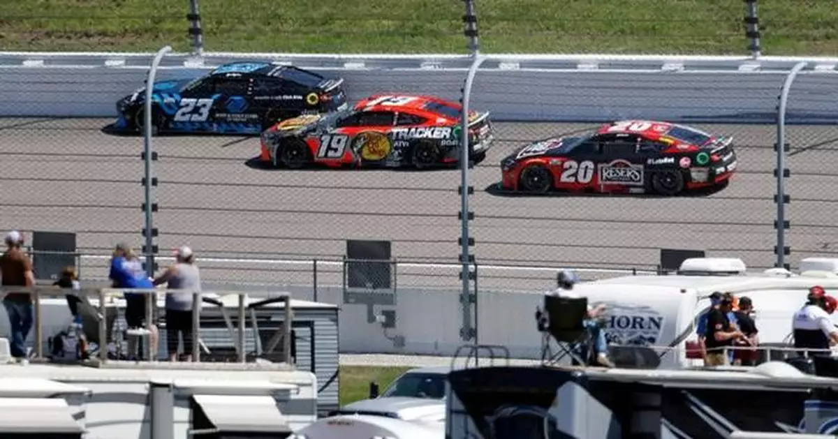 Tyler Reddick passes Kyle Larson on the final lap of OT to win NASCAR Cup Series race at Kansas