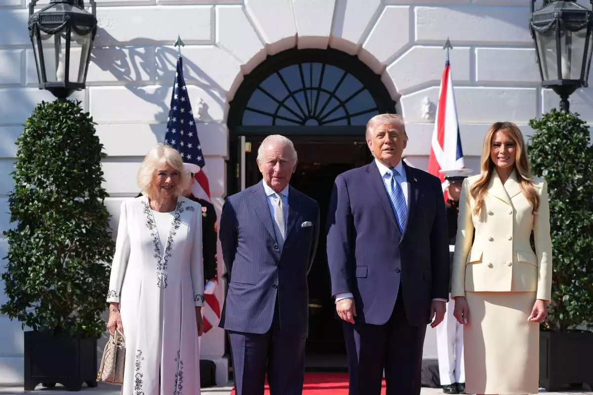President Donald Trump and first lady Melania Trump greet King Charles III and Queen Camilla as they arrive at the White House, Monday, April 27, 2026, in Washington. (AP Photo/Alex Brandon).