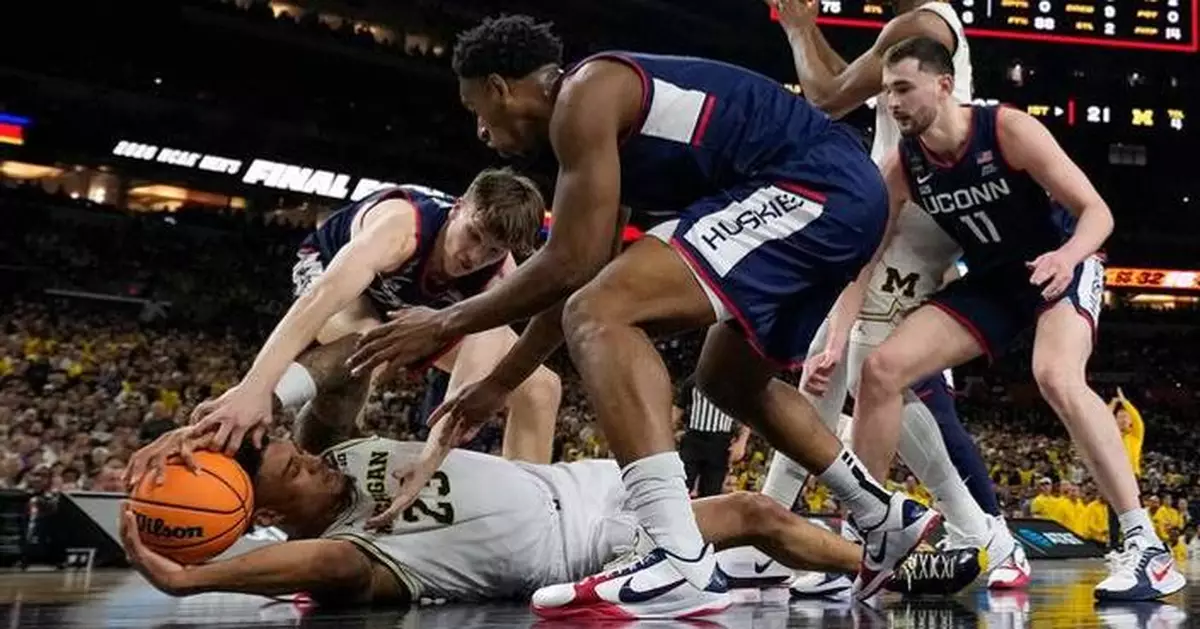 NCAA tourney star Braylon Mullins decides to chase national title at UConn instead of heading to NBA