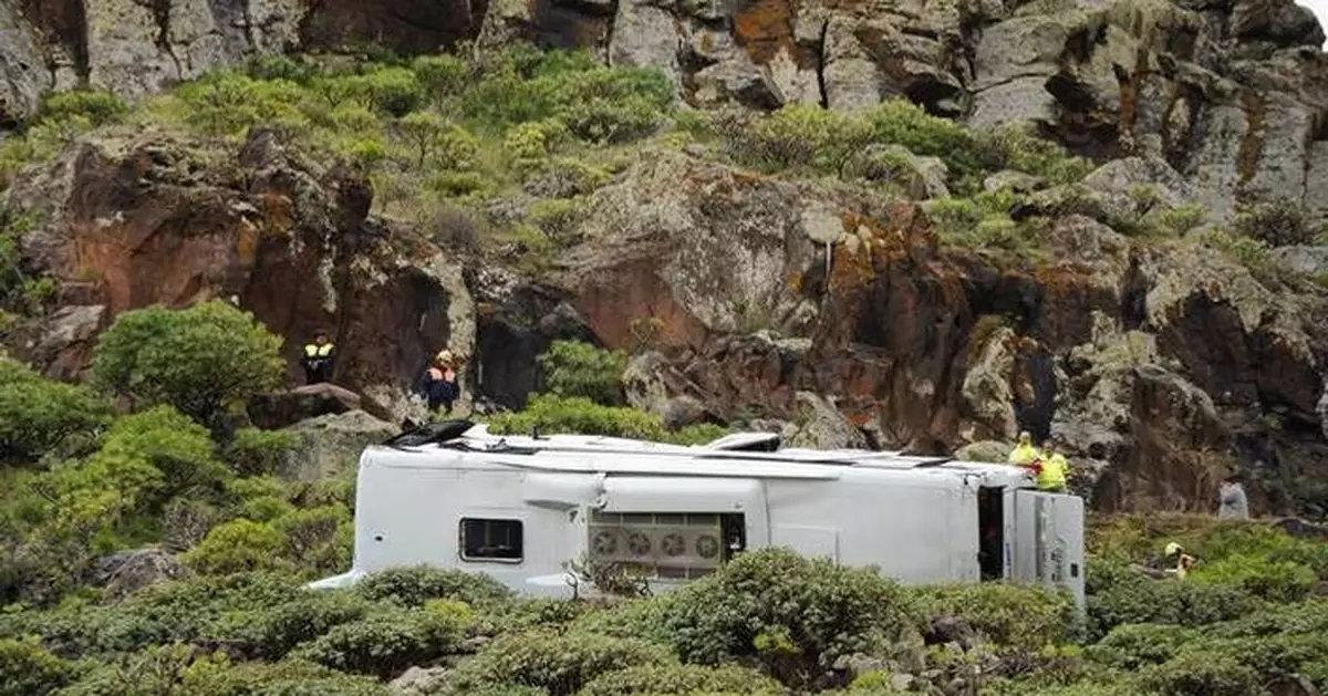 1 killed, 27 injured as tourist bus plunges into a ravine in Spain’s Canary Islands