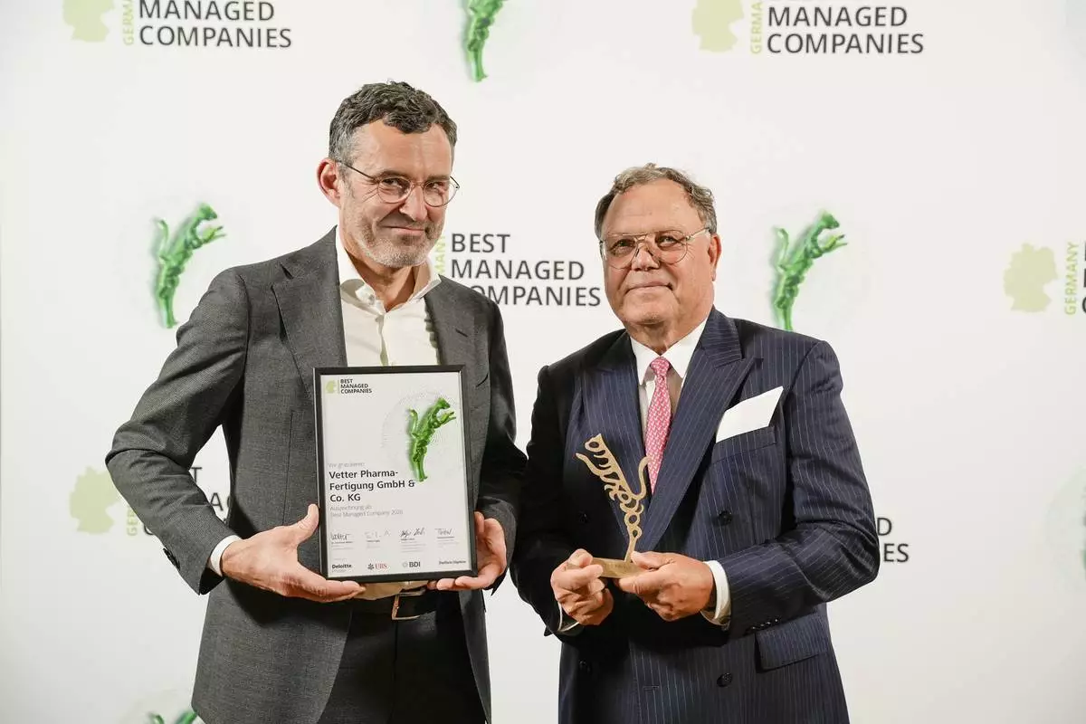 © Vetter Pharma International GmbH: Senator h.c. Udo J. Vetter, Chairman of the Advisory Board and member of the owner family (right) along with Vetter Managing Director Titus Ottinger (left) at the awards ceremony at the Gesellschaftshaus Palmengarten in Frankfurt, Germany.