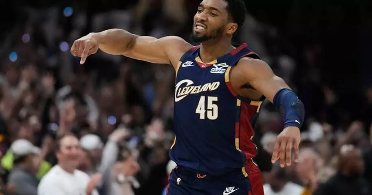 From 4 points to tying a playoff record with a 39-point half, Donovan Mitchell flips Game 4 for Cavs